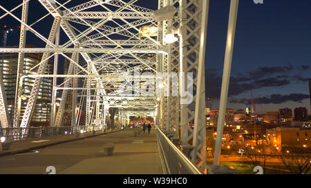 Vue de la nuit de Nashville et le pont de la Shelby dans tennessee Banque D'Images