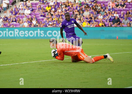 Orlando, USA. Le 13 juillet, 2019. Columbus Crew SC's Joe Bendik attrape un gardien de but tentative de Exploria stadium à Orlando, Floride, le samedi 13 juillet 2019. Crédit photo : Marty Jean-Louis Marty Crédit : Jean-Louis/Alamy Live News Banque D'Images