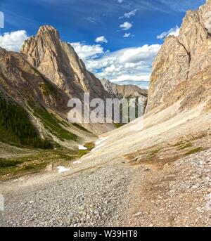 Rocher montagneux accidenté Portrait vertical Paysage et vue spectaculaire de Louis Peak. Randonnée dans la vallée de la Gargoyle, parc national Banff, Rocheuses canadiennes Banque D'Images