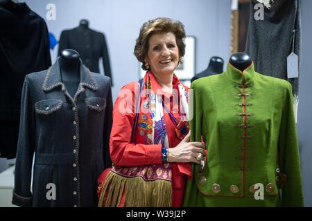 11 juillet 2019, Bavaria, Munich : Monika Gottlieb se tient à côté d'un costume de John Galliano pour Christian Dior Boutique qui est présenté dans la maison d'enchères Neumeister. La mode vintage est à l'ordre du jour. Pour beaucoup, c'est un vrai sport pour trouver de telles pièces précieuses. Monika Gottlieb est particulièrement bon à ceci. Pendant des décennies, la femme de Düsseldorf a recueilli les meilleurs vêtements. À Munich le lundi à la maison de vente aux enchères Neumeister, certaines de ses pièces de créateurs seront vendues aux enchères à la 'culture' Vintage aux enchères. (Dpa 'c'est quelque chose !" - de la mode vintage et Granny's favorite pie Banque D'Images