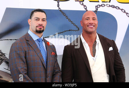 Hollywood, Californie, USA 13 juillet 2019 catcheur règne romain et son cousin l'acteur Dwayne Johnson assister à la première mondiale de Universal Pictures' 'Fast & Furious présente : Hobbs & Shaw' - Arrivée le 13 juillet 2019 au Kodak Theater à Hollywood, Californie, USA. Photo de Barry King/Alamy Live News Banque D'Images