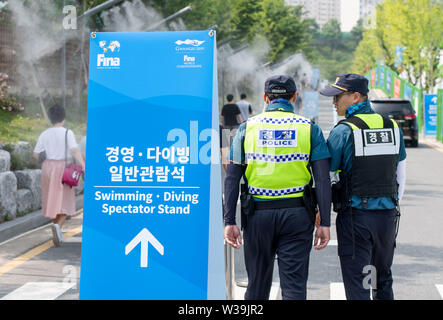 Gwangju, Corée du Sud. 14 juillet, 2019. Championnat du monde de natation : policiers patrouillent entre les sites de compétition. Crédit : Bernd Thissen/dpa/Alamy Live News Banque D'Images