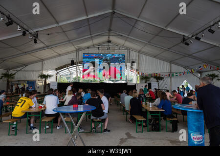 Romelu Lukaku regarde vers le bas sur les fans se sont rassemblés le long de la Städtle à Vaduz, Liechtenstein pour regarder la Coupe du Monde FIFA 2018 match entre la Belgique et le Panama. Banque D'Images