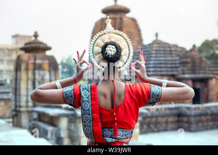 Vue arrière d'une danseuse odissi posing at Temple Mukteshvara, Bhubaneswar, Inde, d'Odisha. Banque D'Images