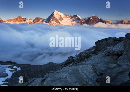 Vue sur le paysage couvert de neige avec la montagne Weisshorn dans les Alpes suisses près de Zermatt. Panorama du Weisshorn et des montagnes environnantes Banque D'Images