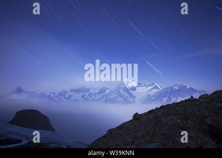 Vue sur le paysage couvert de neige avec la montagne Weisshorn dans les Alpes suisses près de Zermatt. Panorama du Weisshorn et des montagnes environnantes Banque D'Images