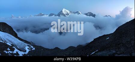 Vue sur le paysage couvert de neige avec la montagne Weisshorn dans les Alpes suisses près de Zermatt. Panorama du Weisshorn et des montagnes environnantes Banque D'Images