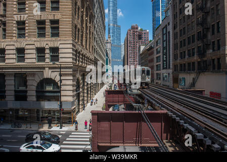 Vue de Chicago EL train et Trump Tower de Washington/Wabash gare Banque D'Images