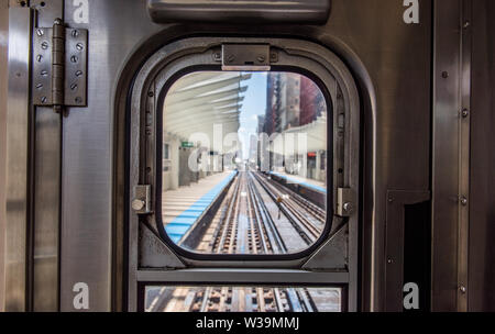 Vue de Washington/Wabash gare par la fenêtre à l'arrière d'un Chicago EL train. Banque D'Images