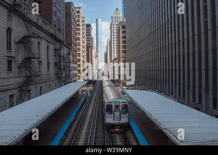 Vue de Chicago EL train et Trump Tower à partir de la station adams/Wabash Banque D'Images