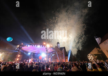 Chemnitz, Allemagne. Le 13 juillet, 2019. Les feux d'artifices sont allumés dans la cour intérieure du château Klaffenbach. En raison d'un violent orage, le MDR-open air show 'Die Schlager des Sommers a dû être interrompu pendant un certain temps. Sur la radiodiffusion télévision MDR est prévue pour le 10 août. Credit : Sebastian Willnow/dpa-Zentralbild/dpa/Alamy Live News Banque D'Images