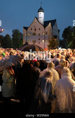 Chemnitz, Allemagne. Le 13 juillet, 2019. Les visiteurs de l'open-air show MDR 'Die Schlager des Sommers quitter la cour de Klaffenbach Château. En raison d'un violent orage l'enregistrement a dû être interrompu. Credit : Sebastian Willnow/dpa-Zentralbild/dpa/Alamy Live News Banque D'Images