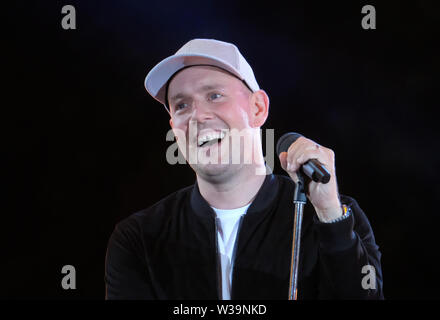 Chemnitz, Allemagne. Le 13 juillet, 2019. Oli P chante sur scène dans la cour du château Klaffenbach. En raison d'un violent orage, le MDR-open air show 'Die Schlager des Sommers a dû être interrompu pendant un certain temps. Sur la radiodiffusion télévision MDR est prévue pour le 10 août. Credit : Sebastian Willnow/dpa-Zentralbild/dpa/Alamy Live News Banque D'Images