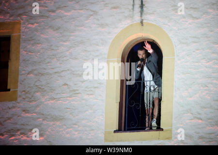 Chemnitz, Allemagne. Le 13 juillet, 2019. Florian Silbereisen vagues de la tour de château Klaffenbach. En raison d'un violent orage, le MDR-open air show 'Die Schlager des Sommers a dû être interrompu pendant un certain temps. Sur la radiodiffusion télévision MDR est prévue pour le 10 août. Credit : Sebastian Willnow/dpa-Zentralbild/dpa/Alamy Live News Banque D'Images