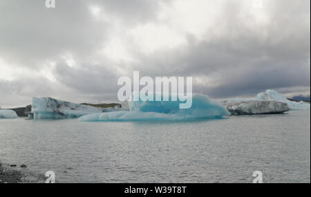 Dans une lagune glaciaire Iceburgs Banque D'Images