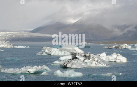 Dans une lagune glaciaire Iceburgs Banque D'Images