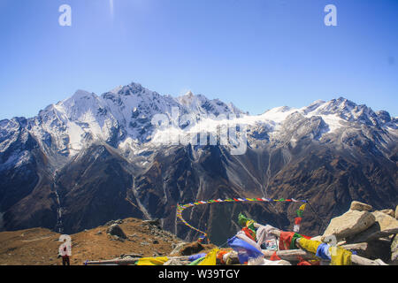 Tsergo Ri (4984m) se trouve immédiatement au-dessus de Kyanjin Gompa, Langtang Valley avec l'impressionnant, une vue magnifique sur les glaciers et l'Himalaya. Banque D'Images