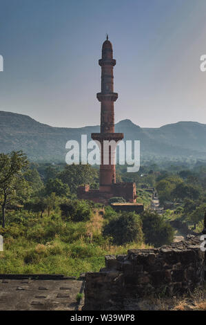 Chand Minar ou la tour de la Lune est une tour médiévale Daulatabad, également connu sous le nom de Devagiri un 14e siècle fort près de Aurangabad Maharashtra INDE Banque D'Images