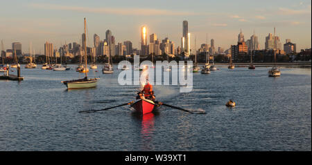 Voile surf et la ville. Les toits de Melbourne avec un surf voile au premier plan sur la baie de Port Phillip. Banque D'Images