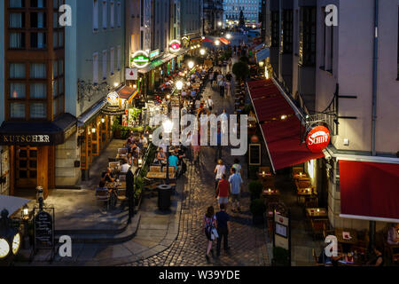 Dresde Restaurant bar cafe Personnes vieille ville, rue Munzgasse Dresde, Allemagne Banque D'Images