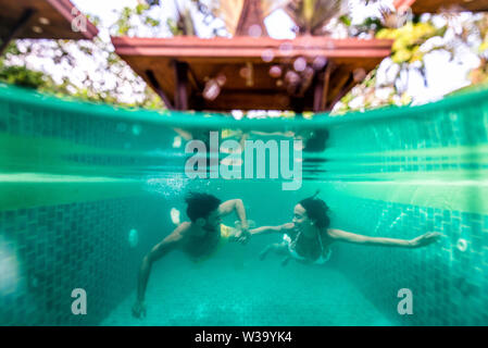 Couple d'amoureux dans une belle villa avec piscine dans un climat tropical, l'emplacement - les gens heureux sur les vacances d'été, des prescripteurs bénéficiant d'une lu Banque D'Images