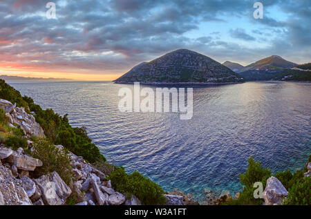 Soirée coucher du soleil d'été panorama du littoral (Ston, péninsule de Peljesac, Croatie). Banque D'Images