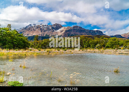 Paysage pittoresque du Parc National Los Glaciares avec belle vue sur la montagne et la rivière à El Chalten, Argentine Banque D'Images