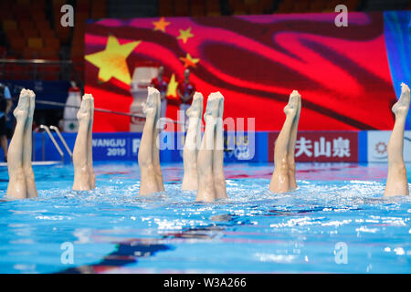 Gwangju, Corée du Sud. 14 juillet, 2019. Les athlètes chinois effectuer au cours de la technique de l'équipe de natation artistique préliminaire à l'Gwangju 2019 du monde de la FINA à Gwangju, Corée du Sud, le 14 juillet 2019. Credit : Wang Jingqiang/Xinhua/Alamy Live News Banque D'Images