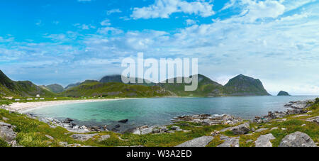 Haukland plage été nuageux vue panoramique, la Norvège, les îles Lofoten. Banque D'Images