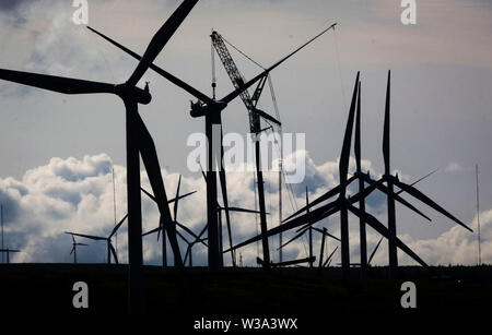 De 0001 sous embargo Lundi 15 juillet phot de fichier en date du 09/07/15 de vue de turbines éoliennes à Whitelee à East Renfrewshire, le plus grand parc éolien onshore. L'électricité produite par les éoliennes au nord de la frontière pourrait alimenter chaque maison en Ecosse et atteindre le nord de l'Angleterre, selon de nouveaux chiffres. Banque D'Images