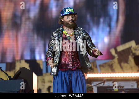 Napoli, Italie. Le 13 juillet, 2019. Lorenzo Cherubini, mieux connu comme Jovanotti, est un chanteur et auteur-compositeur italien et le rappeur en live sur la scène du Lido Fiore Flava Plage à Castel Volturno (Caserta) pour sa tournée 'JOVA BEACH PARTY ' sur les plus célèbres plages italiennes . Credit : Paola Visone/Pacific Press/Alamy Live News Banque D'Images