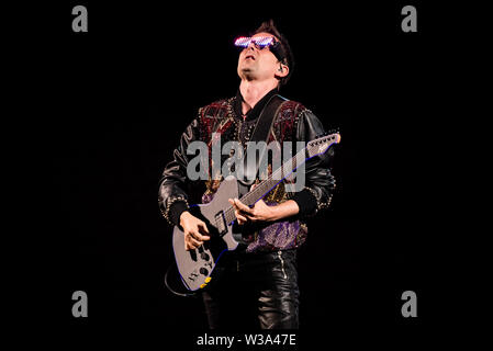 Milan, Italie. Le 13 juillet, 2019. Mattew Bellamy, chanteur et guitariste du groupe anglais Muse, le spectacle sur scène à Milan, à San Siro pour la "théorie" tour 2109 Simulation Crédit : Alessandro Bosio/Pacific Press/Alamy Live News Banque D'Images