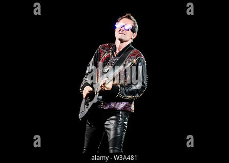 Milan, Italie. Le 13 juillet, 2019. Mattew Bellamy, chanteur et guitariste du groupe anglais Muse, le spectacle sur scène à Milan, à San Siro pour la "théorie" tour 2109 Simulation Crédit : Alessandro Bosio/Pacific Press/Alamy Live News Banque D'Images