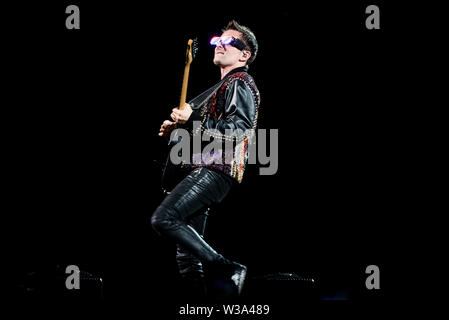 Milan, Italie. Le 13 juillet, 2019. Mattew Bellamy, chanteur et guitariste du groupe anglais Muse, le spectacle sur scène à Milan, à San Siro pour la "théorie" tour 2109 Simulation Crédit : Alessandro Bosio/Pacific Press/Alamy Live News Banque D'Images