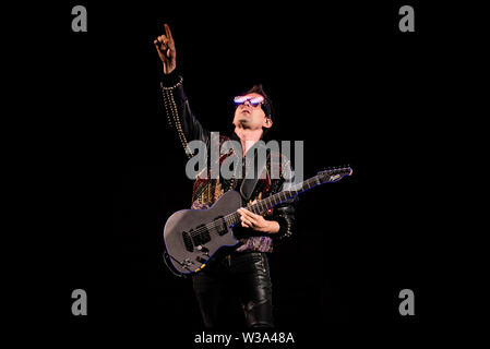 Milan, Italie. Le 13 juillet, 2019. Mattew Bellamy, chanteur et guitariste du groupe anglais Muse, le spectacle sur scène à Milan, à San Siro pour la "théorie" tour 2109 Simulation Crédit : Alessandro Bosio/Pacific Press/Alamy Live News Banque D'Images