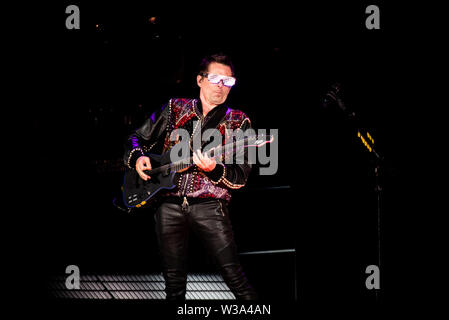 Milan, Italie. Le 13 juillet, 2019. Mattew Bellamy, chanteur et guitariste du groupe anglais Muse, le spectacle sur scène à Milan, à San Siro pour la "théorie" tour 2109 Simulation Crédit : Alessandro Bosio/Pacific Press/Alamy Live News Banque D'Images