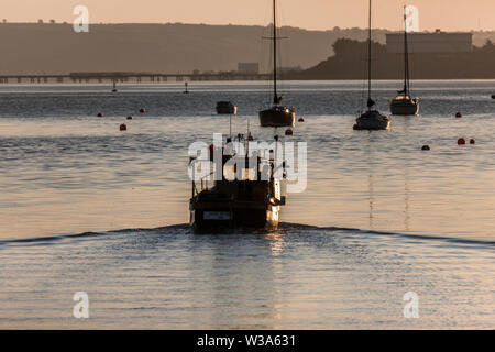 Crosshaven, Cork, Irlande. 14 juillet, 2019. Martin Pêcheur Fleming guide son bateau de pêche Winnie l'ourson sur les lieux de pêche pour vérifier ses pots pour le homard et crabe dans Crosshaven, co Cork, Irlande. Crédit : David Creedon/Alamy Live News Banque D'Images