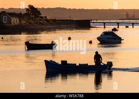 Crosshaven, Cork, Irlande. 14 juillet, 2019. Martin Pêcheur Fleming motors à son bateau de pêche Winnie l'Ourson à l'aube à Crosshaven, Co. Cork qu'il va sortir sur les lieux de pêche pour vérifier ses pots pour le homard et le crabe. Crédit : David Creedon/Alamy Live News Banque D'Images