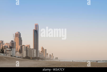 Le soleil du matin les lumières des tours d'habitation qui bordent les rives de la Gold Coast en Australie. Banque D'Images