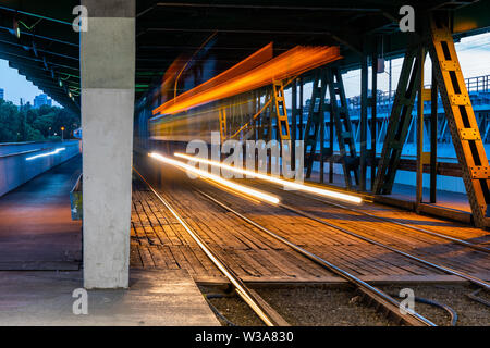 Gdanski Bridge avec le tram light trails dans la soirée à Varsovie, Pologne. Banque D'Images