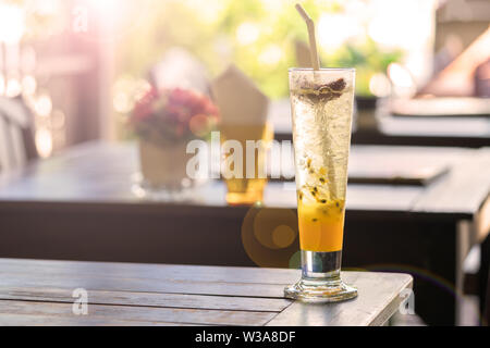 Passion Fruit Lemonade garni de Menthe et citron vert Banque D'Images