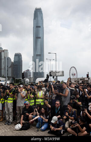 Hong Kong, Chine. 14 juillet, 2019. Mes collègues au cours de médias photographie photographes une marche silencieuse de police exigeant d'arrêter les journalistes et l'obstruction des voies de communication à Hong Kong. Credit : SOPA/Alamy Images Limited Live News Banque D'Images