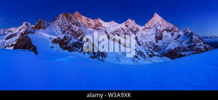 Vue sur le paysage enneigé avec les montagnes Dent Blanche et Weisshorn dans les Alpes suisses près de Zermatt. Panorama du Weisshorn Banque D'Images