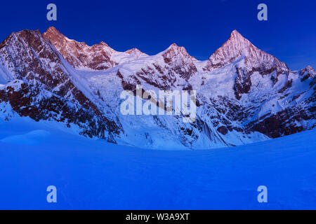 Vue sur le paysage enneigé avec les montagnes Dent Blanche et Weisshorn dans les Alpes suisses près de Zermatt. Panorama du Weisshorn Banque D'Images