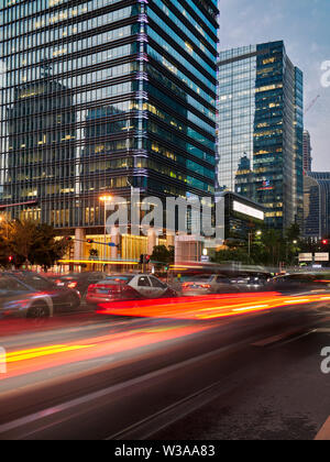 La circulation dans la rue d'affaires de Futian Central au crépuscule. Shenzhen, province de Guangdong, en Chine. Banque D'Images