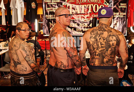 Houston, USA. Le 13 juillet, 2019. Les gens montrent leurs nouveaux tatouages pendant le tattoo Fiesta à Albuquerque, Nouveau Mexique, aux États-Unis, le 13 juillet 2019. L'événement de trois jours les tatoueurs renommés de partout dans le monde, attirant environ 10 000 visiteurs. Crédit : Richard Lakin/Xinhua/Alamy Live News Banque D'Images