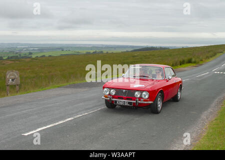 1972 Alfa Romeo 2000 GT Veloce à Scorton, Lancashire. Rallye du Club de voiture Lancashire Coast to Coast traverse le creux de Bowland. 74 vintage, classic, percevable, patrimoine, véhicules historiques de Morecambe gauche en direction d'un cross county voyage à travers les paysages du Lancashire à Whitby. A 170 milles en plus de paysage vallonné dans le cadre des classiques en tournée car club événement annuel. Banque D'Images