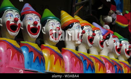 Queensland, Australie . Carnival clown visages dans un sideshow. Banque D'Images