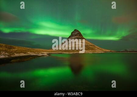 Cette belle lumière du nord ou aurore borealis en Islande a été prise à Kirkjufell ou autour de Grundarfjordur, Islande Kirkjufell Banque D'Images