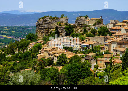 Vue sur le village Saignon lockated sur le rocher dans les montagnes du Lubéron, Vaucluse, Provence, France. Banque D'Images